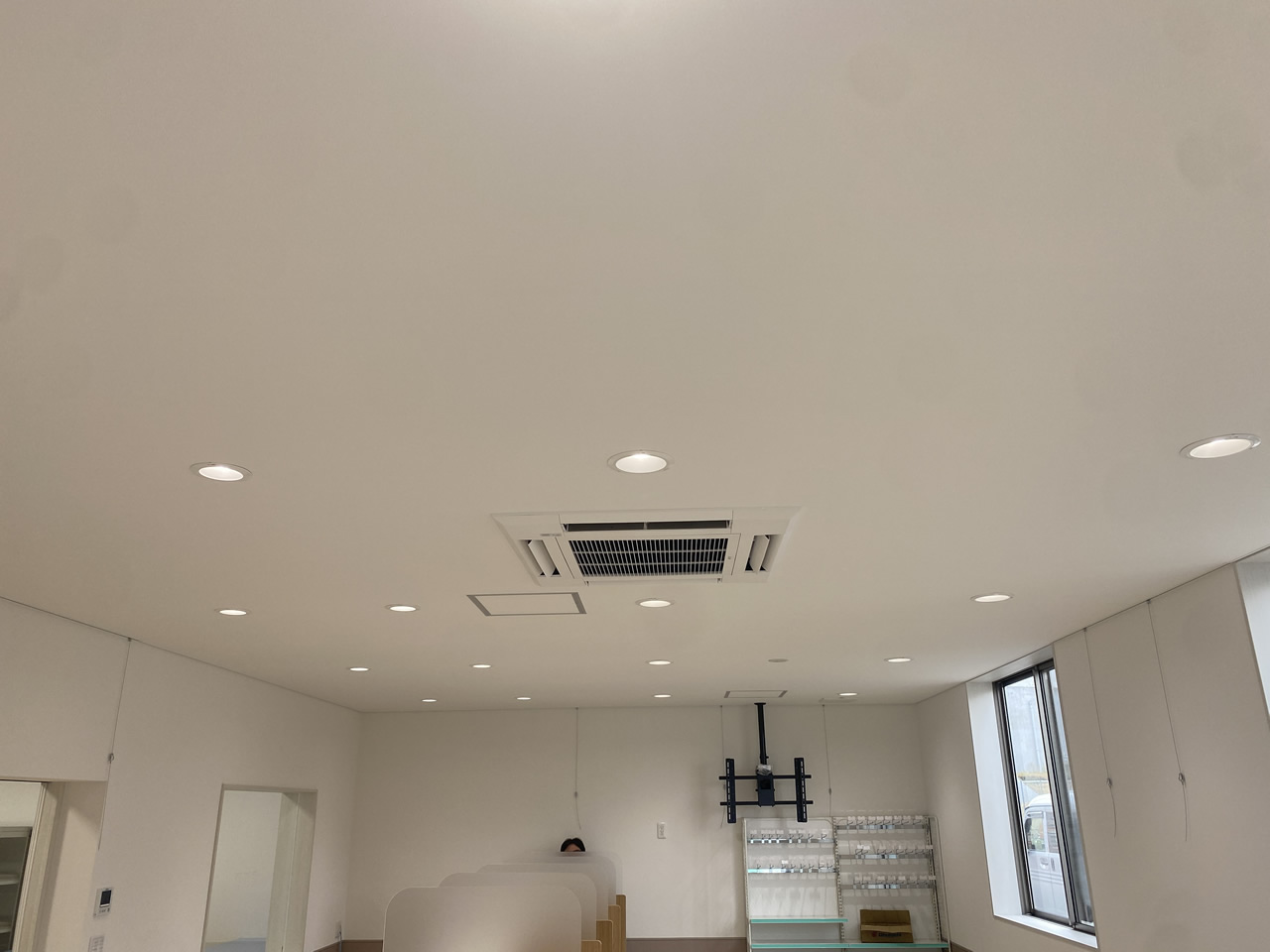 R7.6 某薬局事務所換気空調新設工事